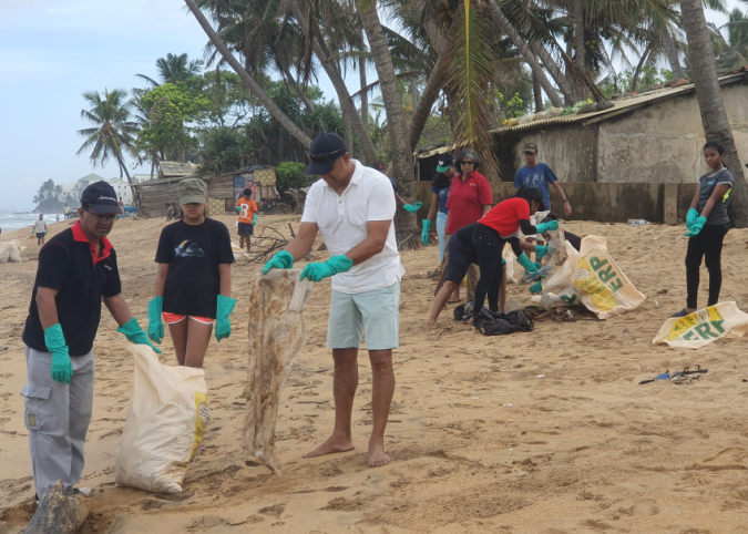 DFCC Bank employees celebrate “The World Clean up Day” with a Beach cleanup campaign 2